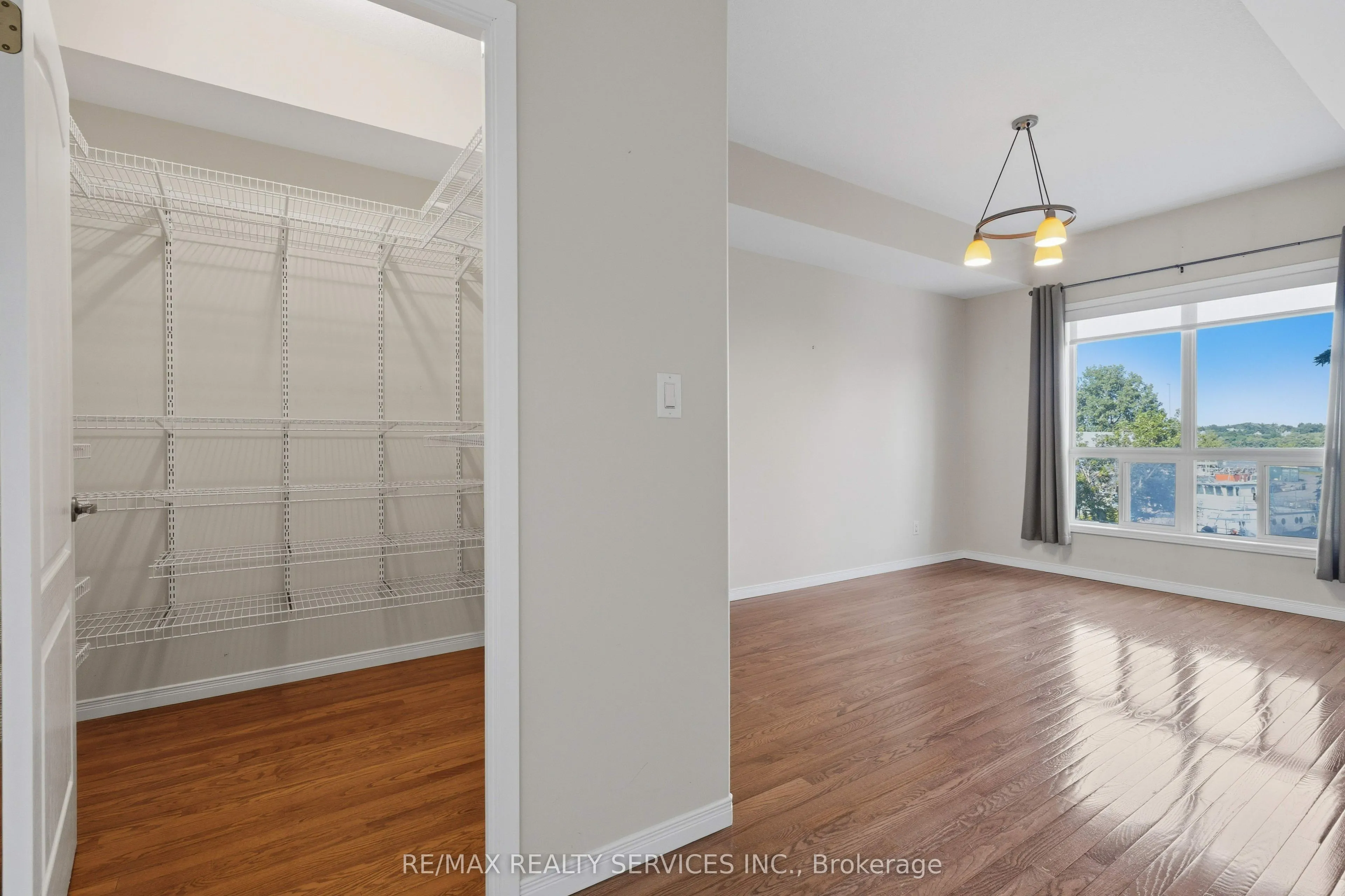 350 Wellington Street #212