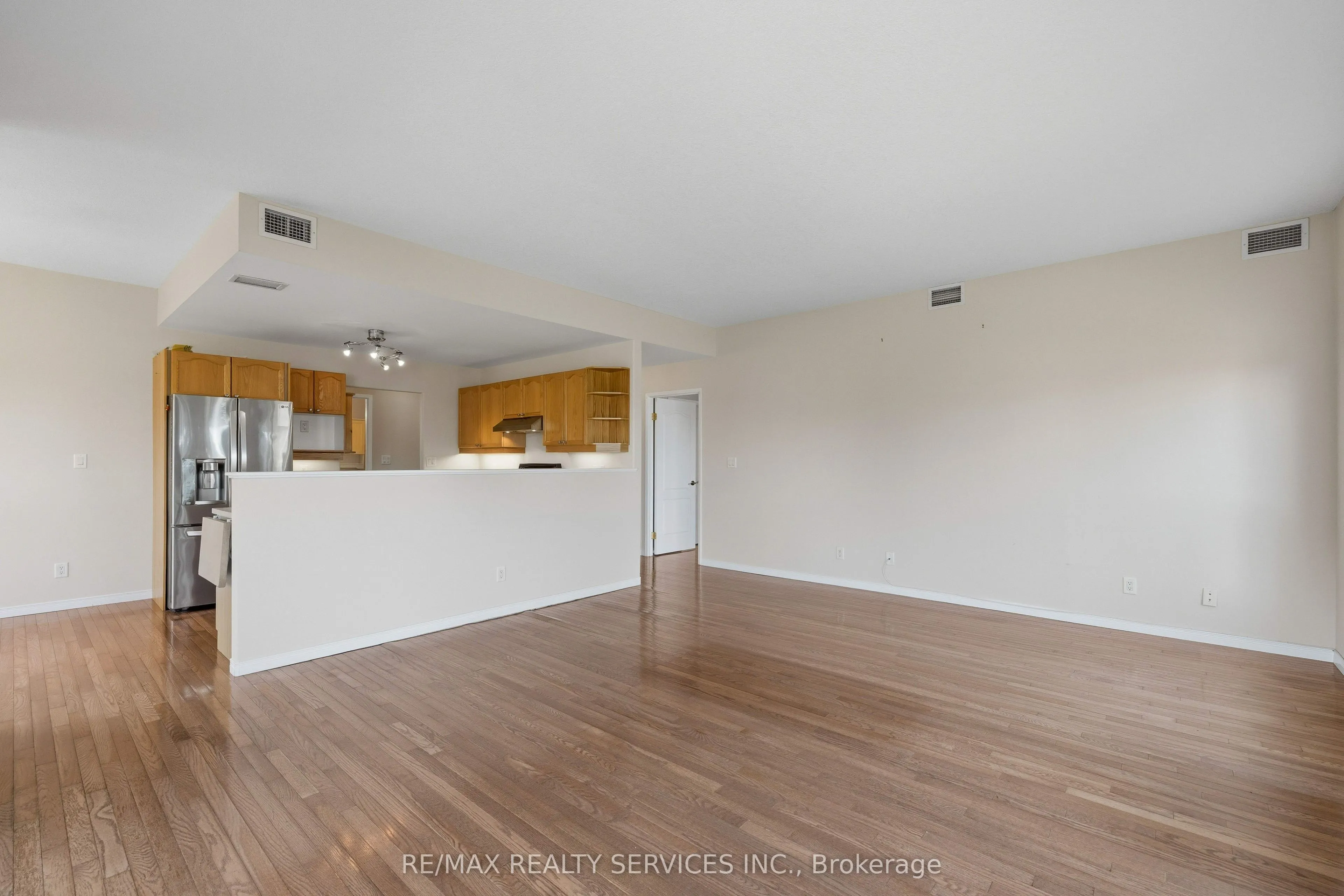 350 Wellington Street #212
