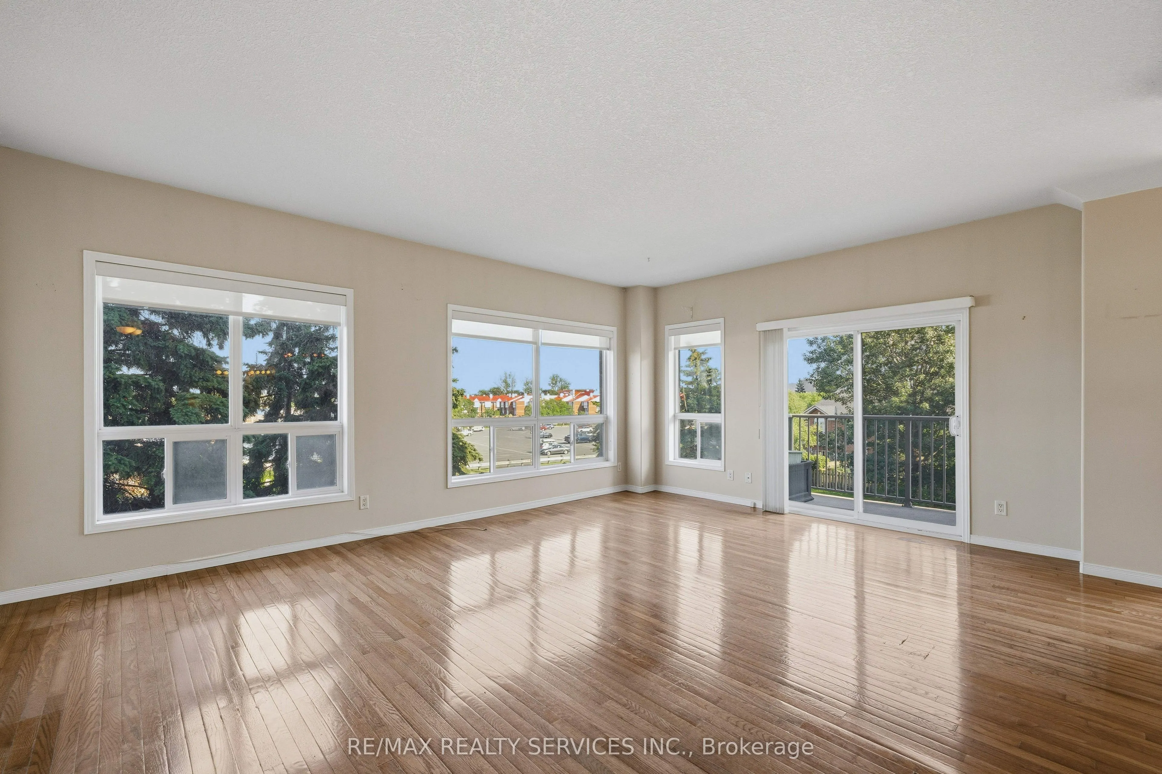 350 Wellington Street #212