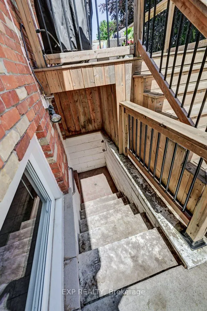 194 Dundas Street E