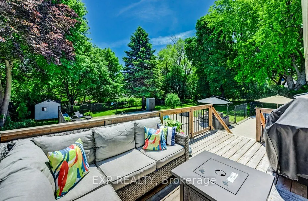 194 Dundas Street E