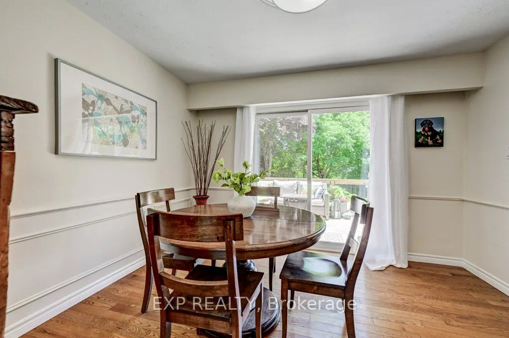 194 Dundas Street E