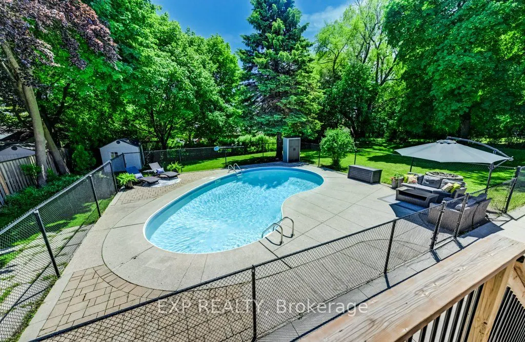 194 Dundas Street E