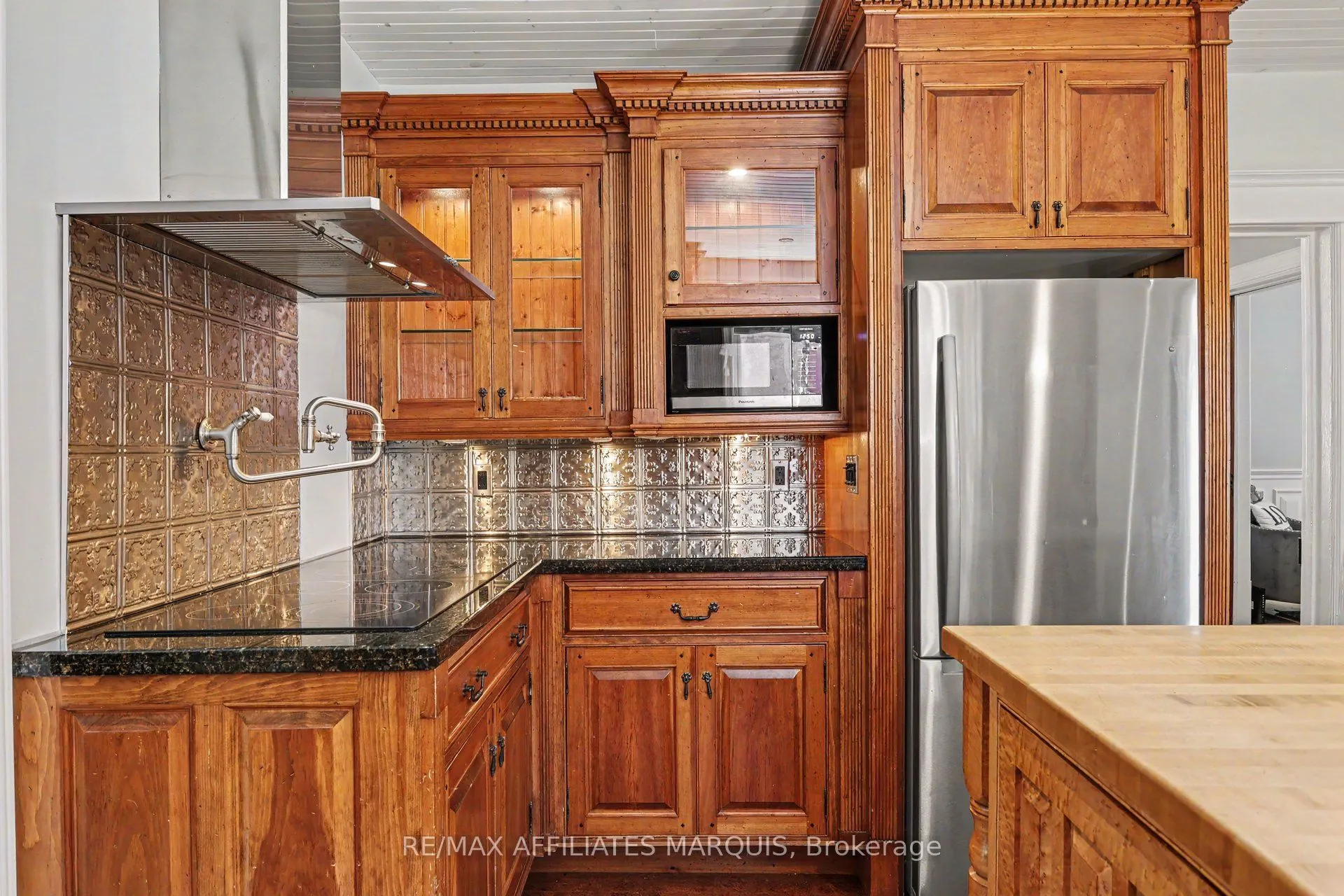 100 Elmsley Street N