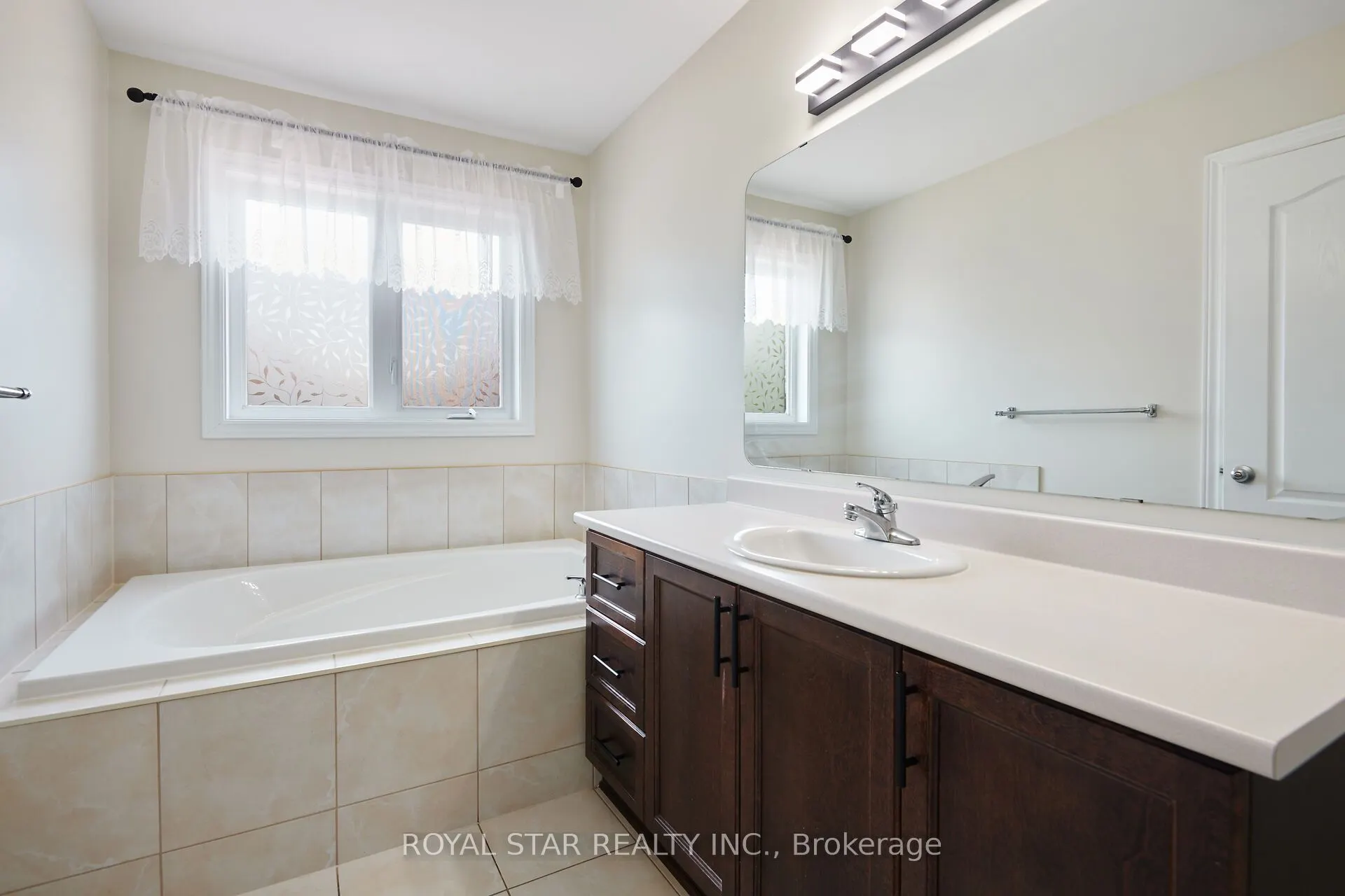 191 FLAT SEDGE Crescent