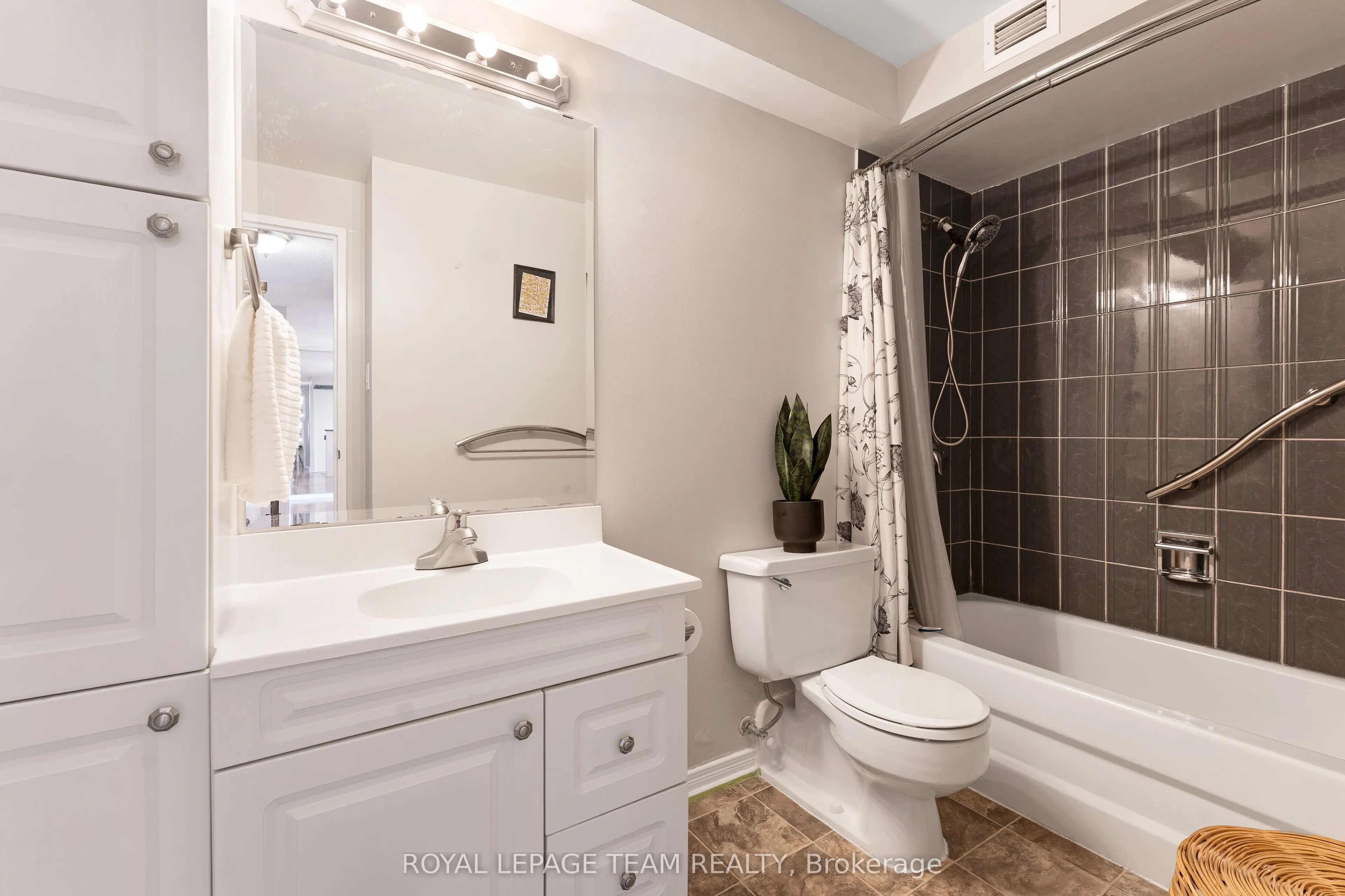 415 Greenview Avenue #1402
