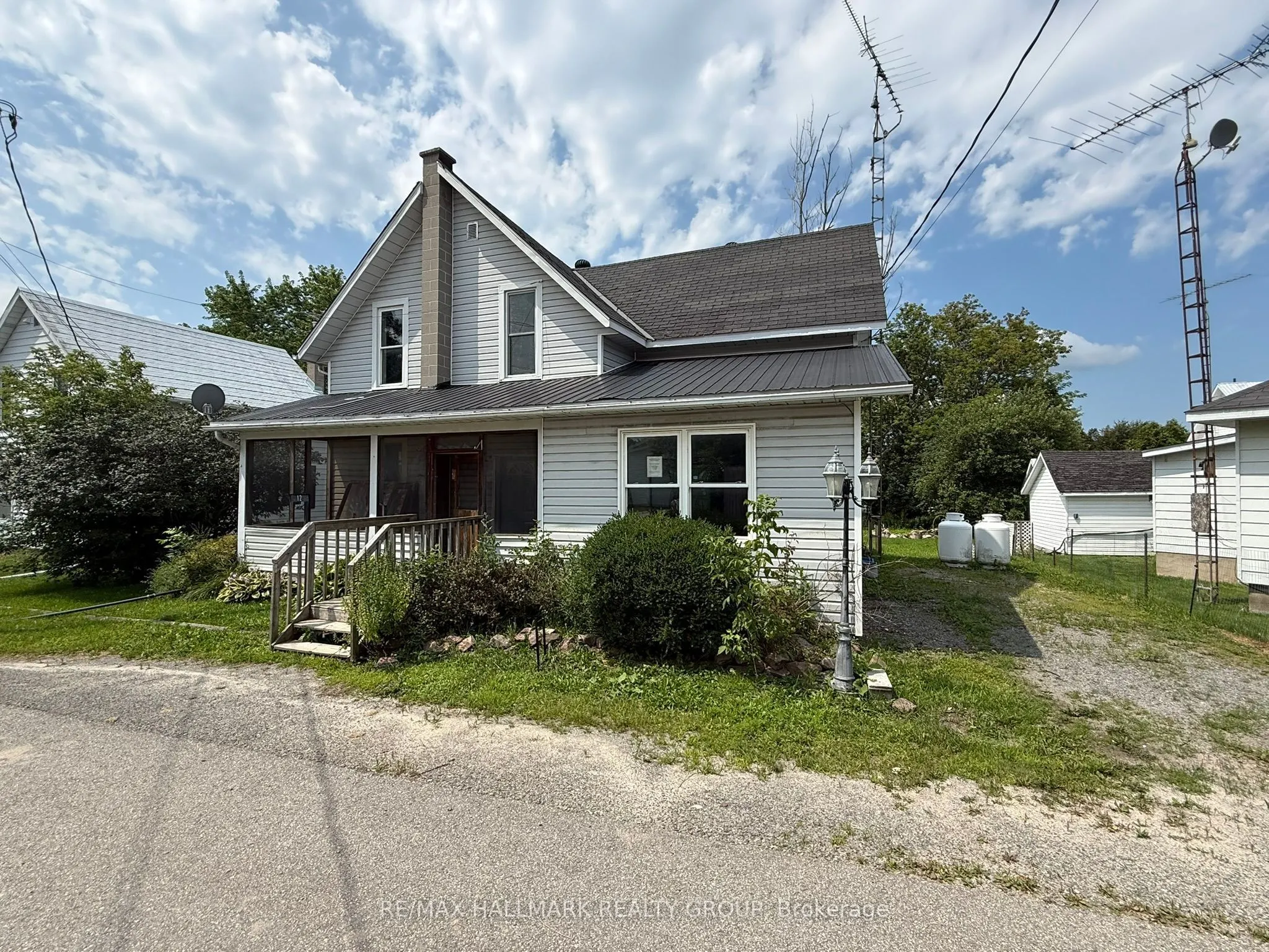 12 Circle Drive S
