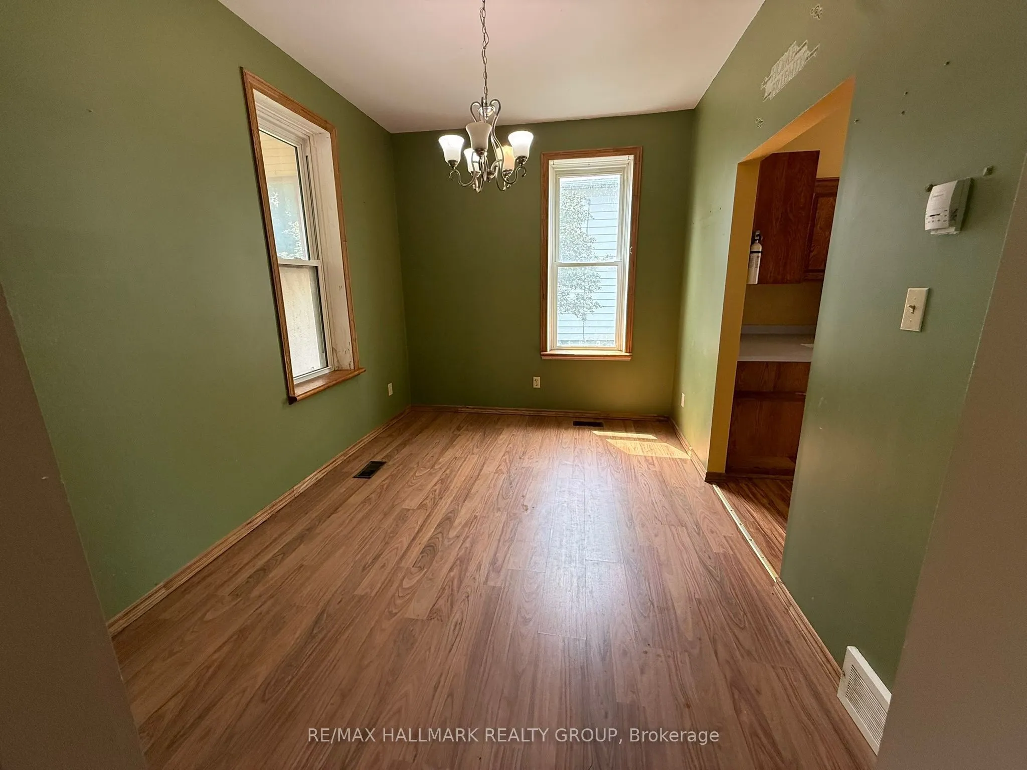 12 Circle Drive S