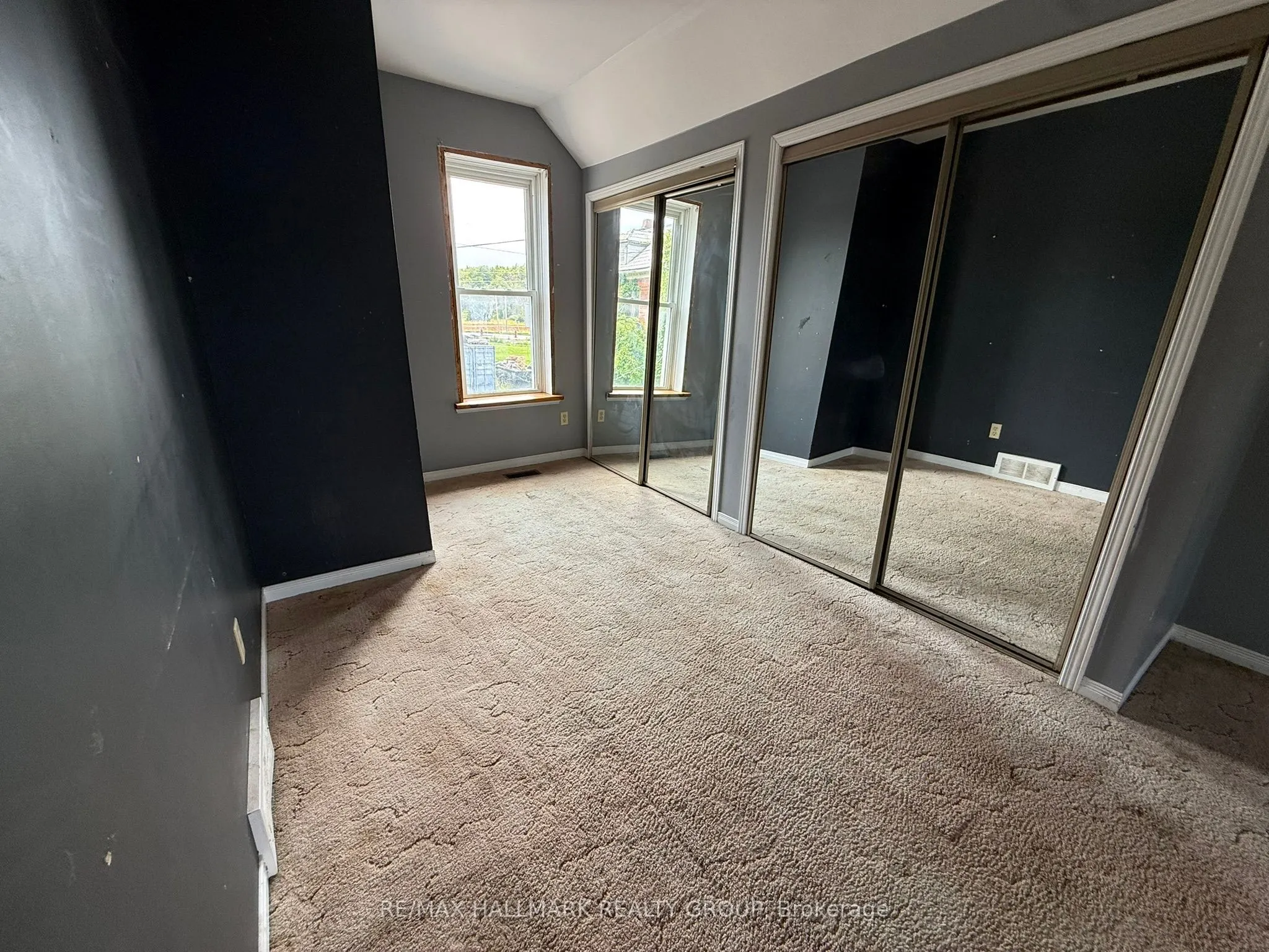 12 Circle Drive S