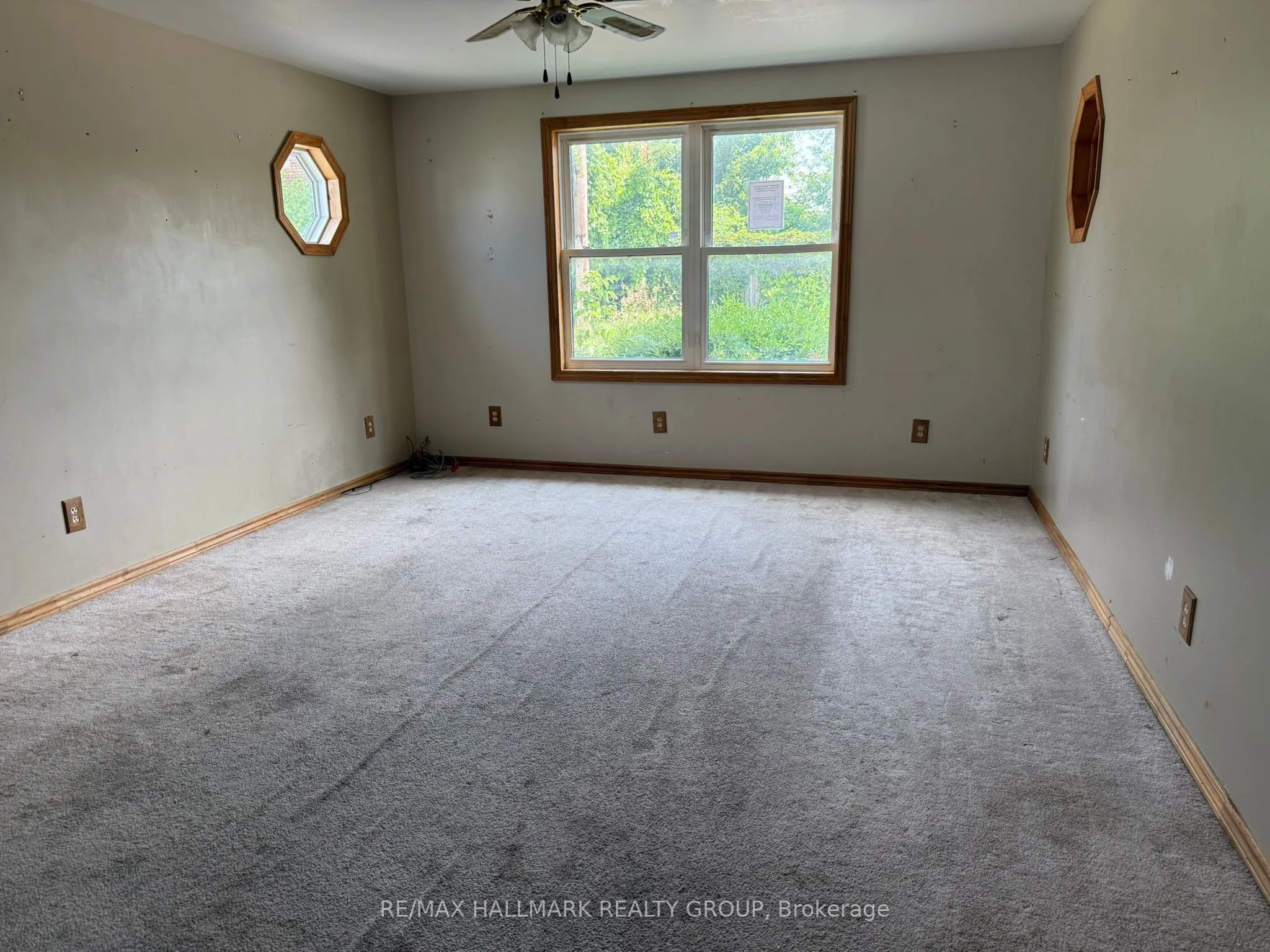 12 Circle Drive S