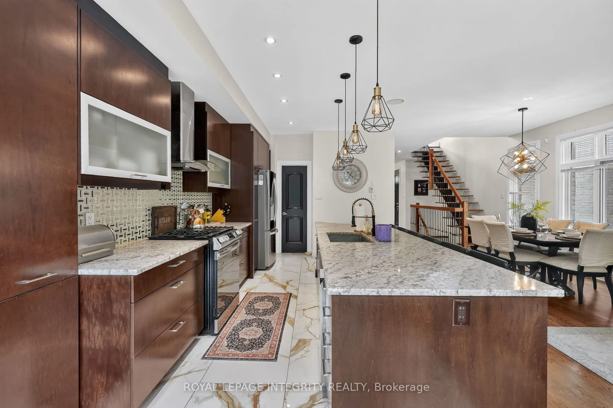 812 Petra Private