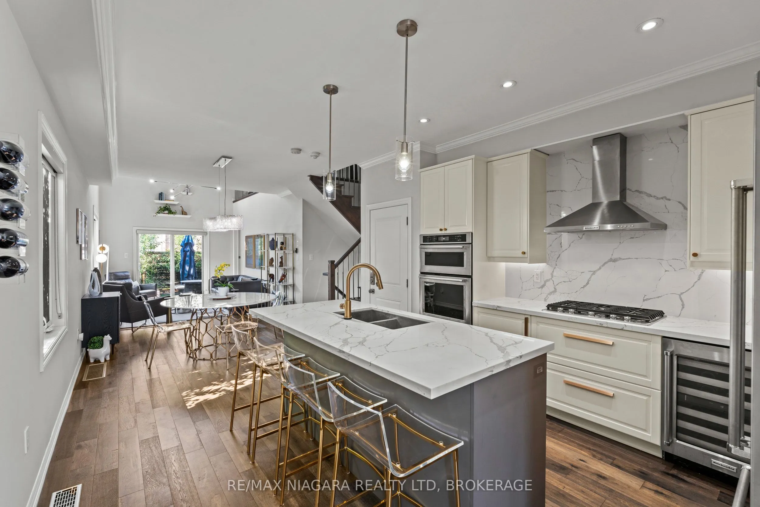 130 John Street W
