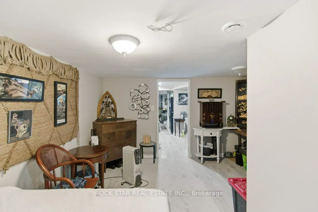 728 Main Street E