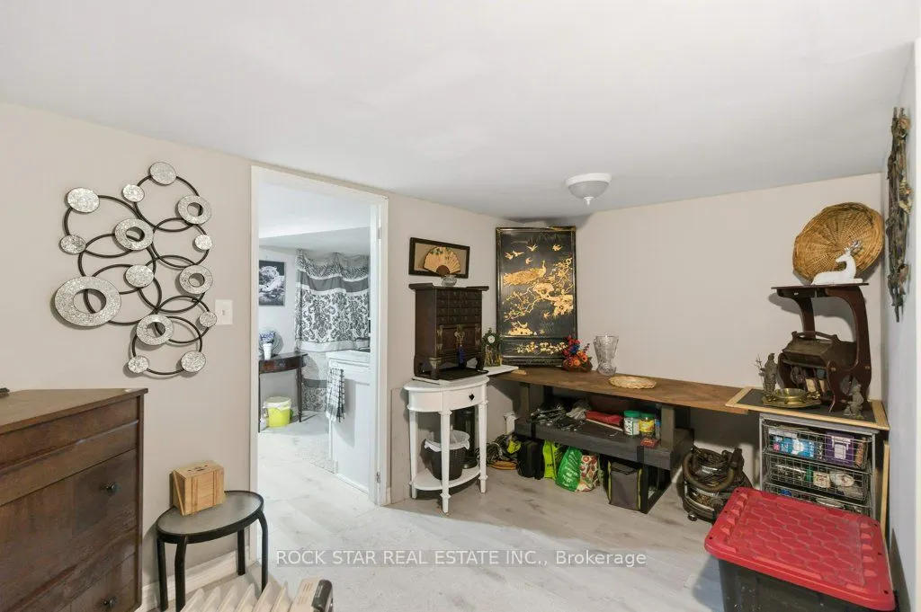 728 Main Street E