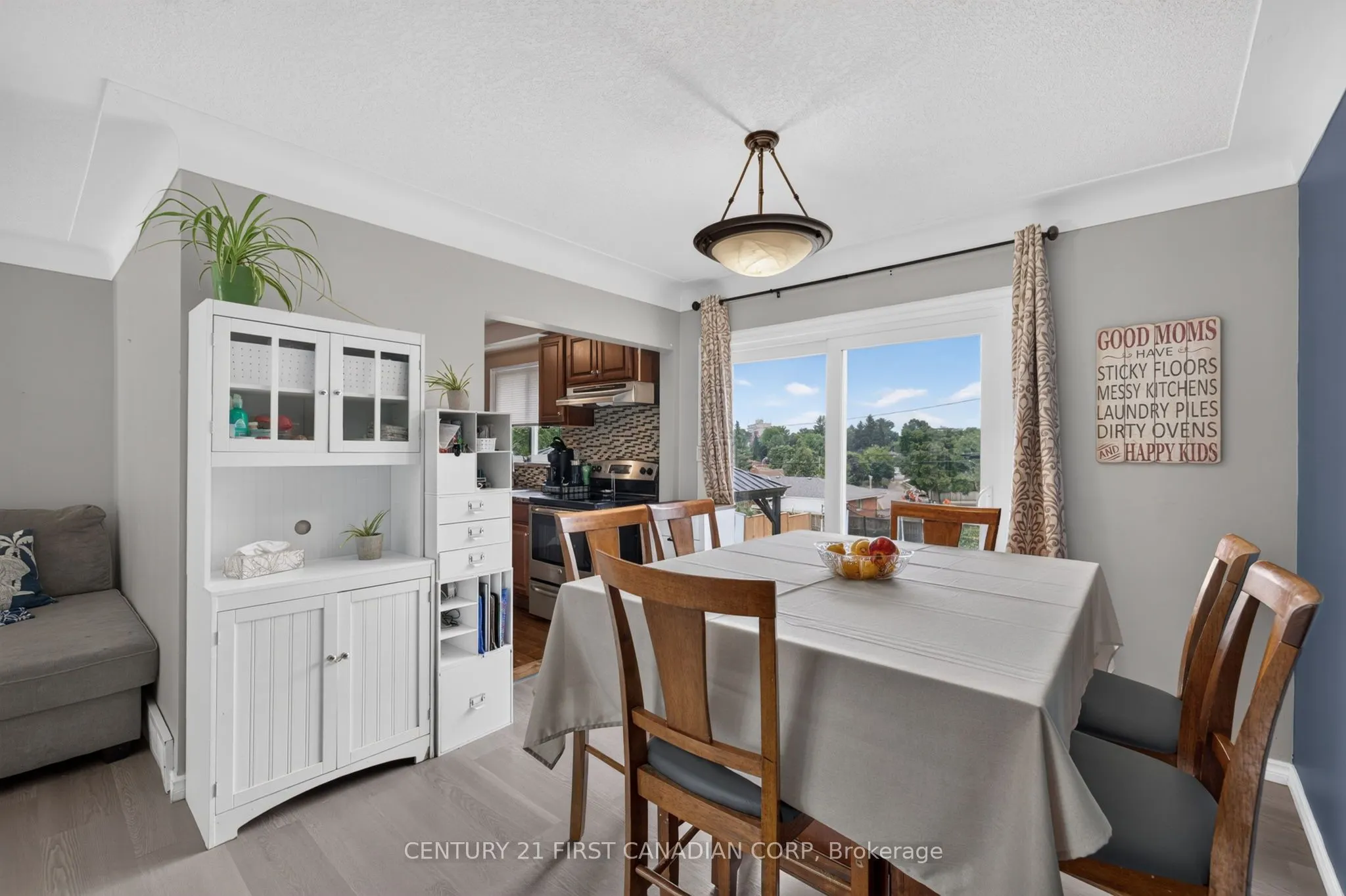 285 Panorama Crescent