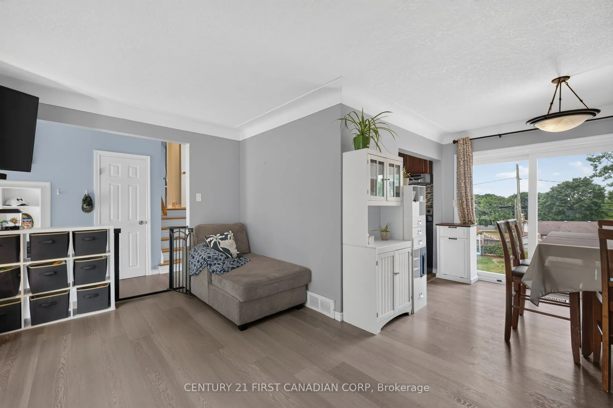 285 Panorama Crescent