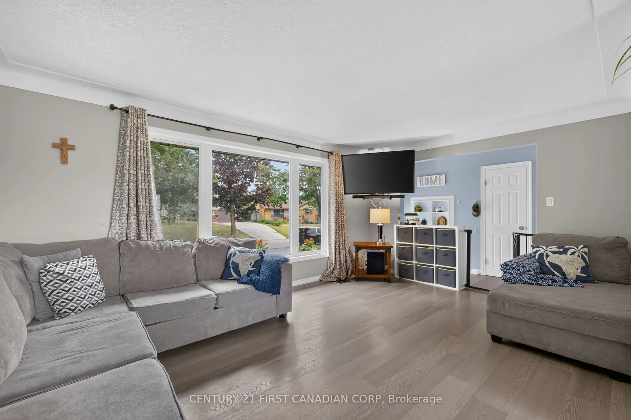 285 Panorama Crescent