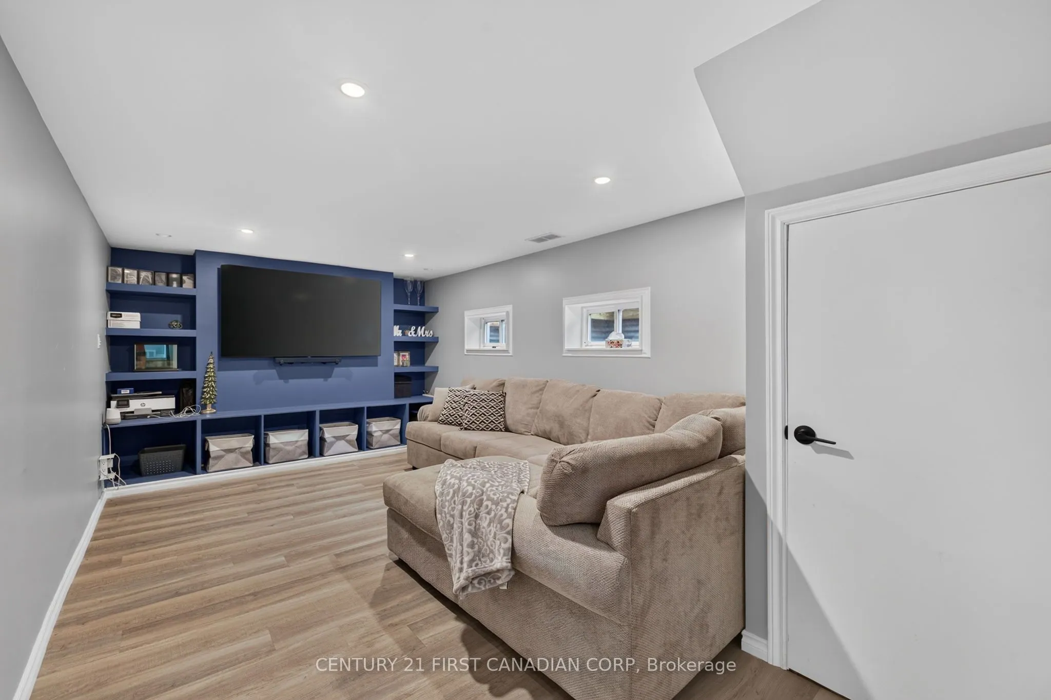 285 Panorama Crescent