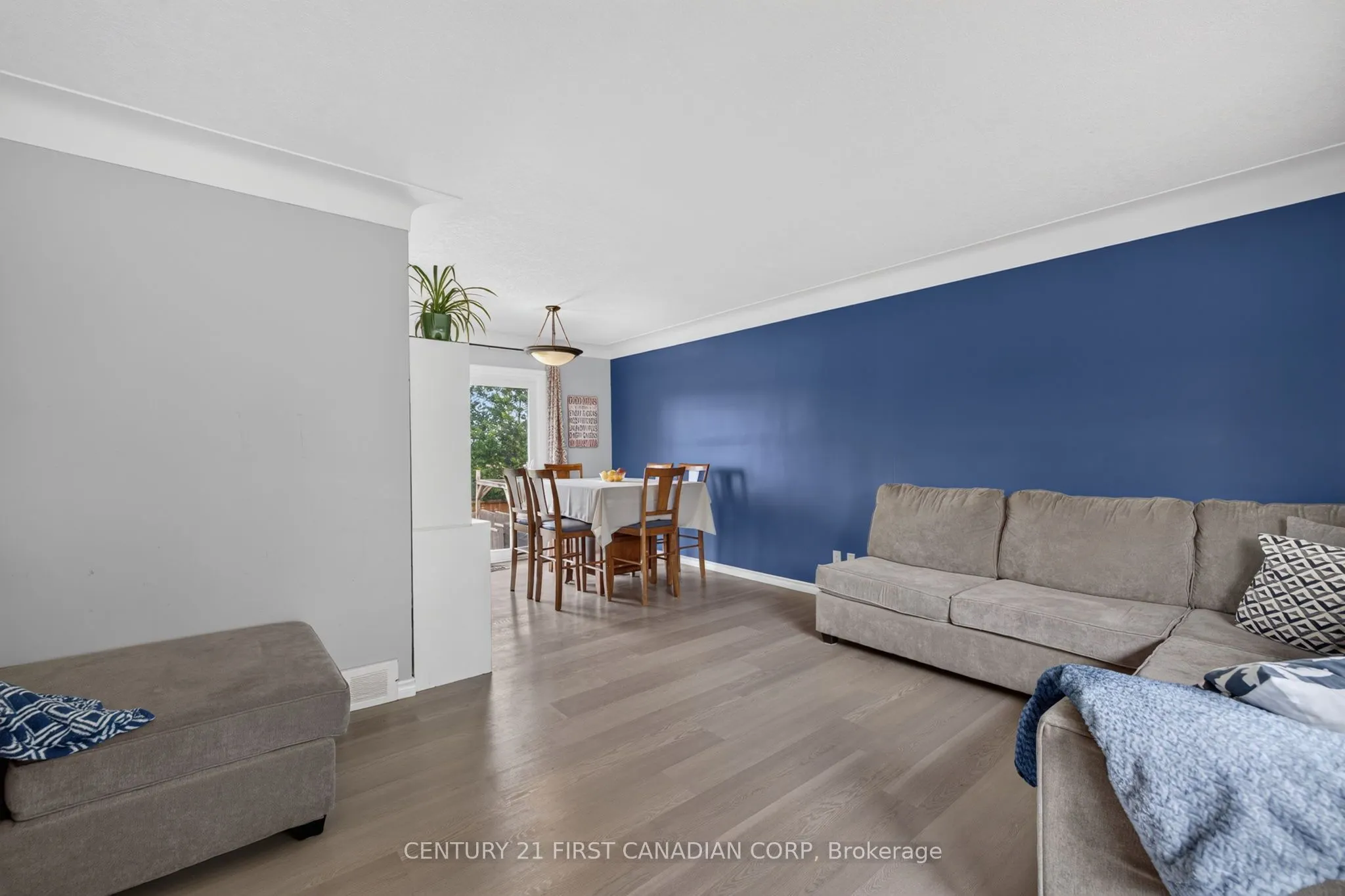 285 Panorama Crescent