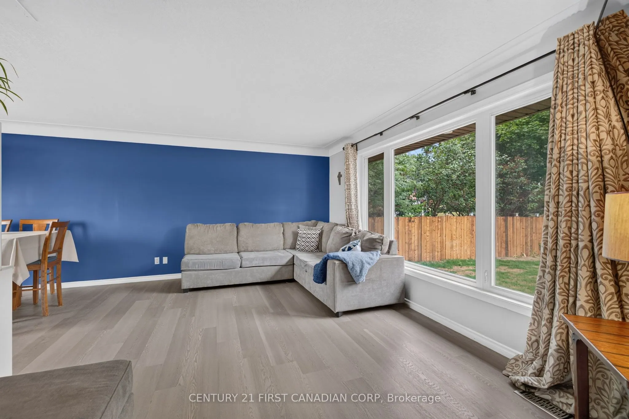 285 Panorama Crescent
