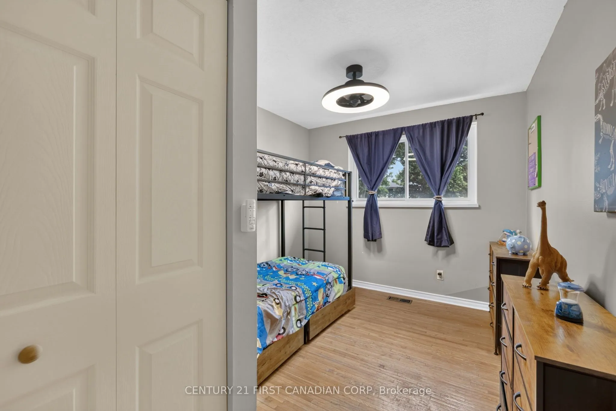 285 Panorama Crescent