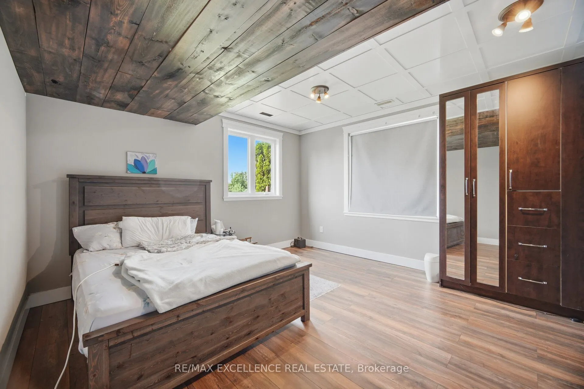 5593 Trafalgar Road
