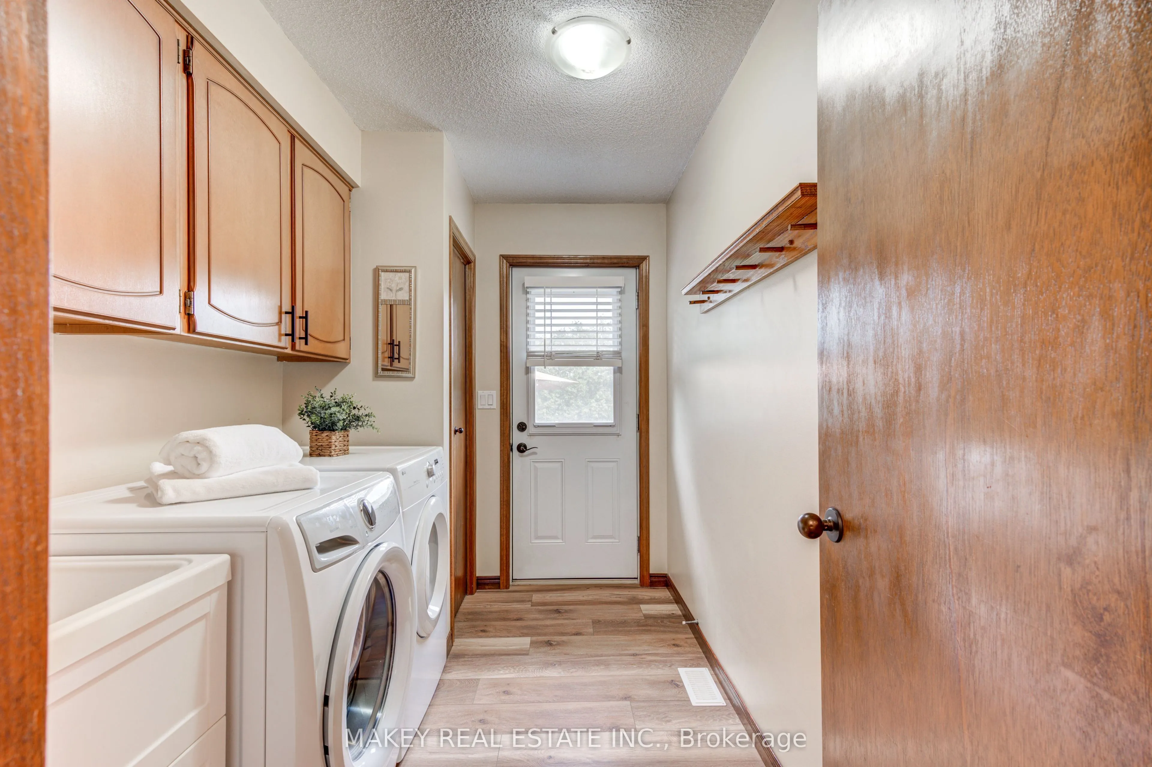 671 Main Street S