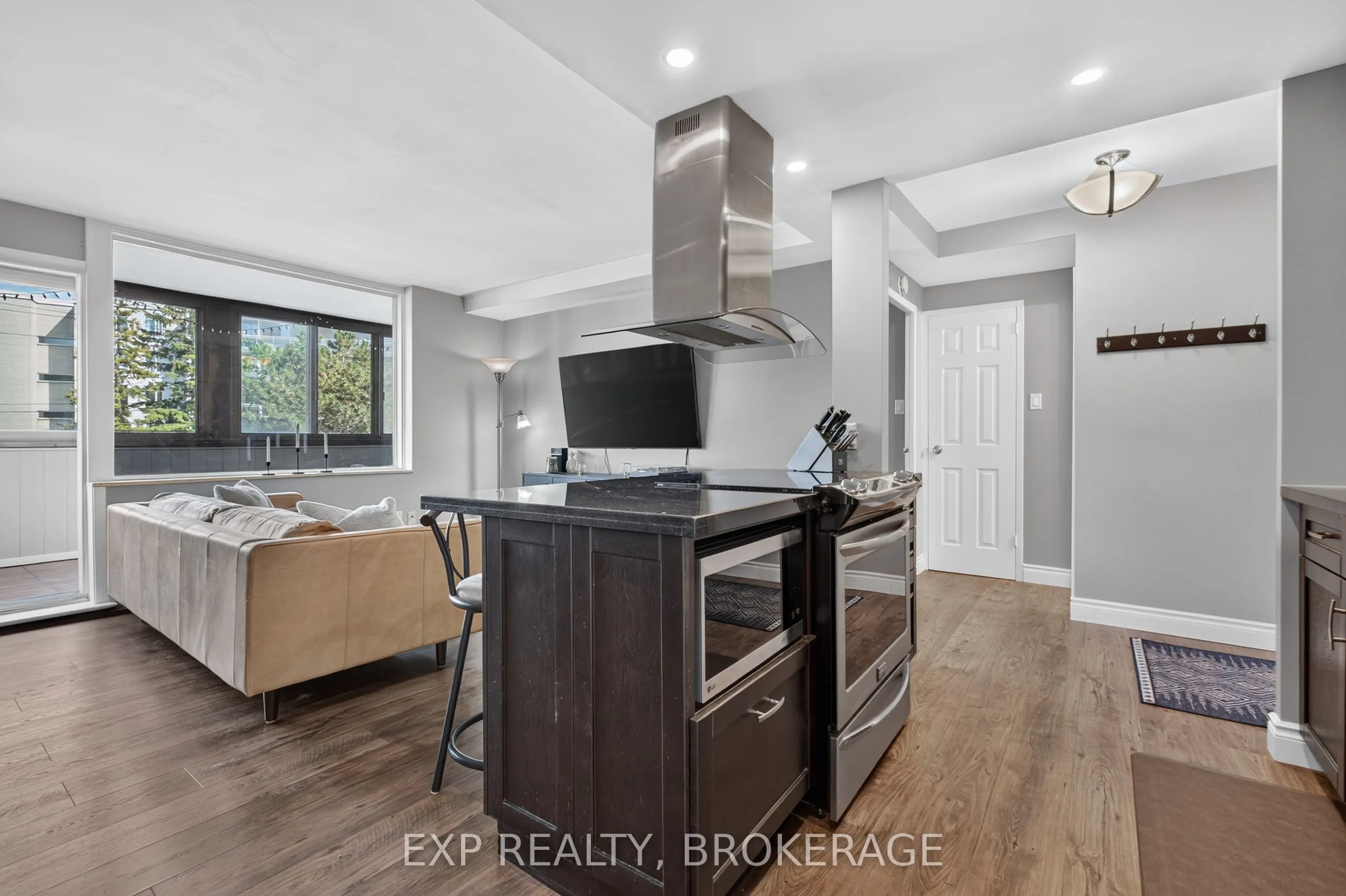 2 MOWAT Avenue #202