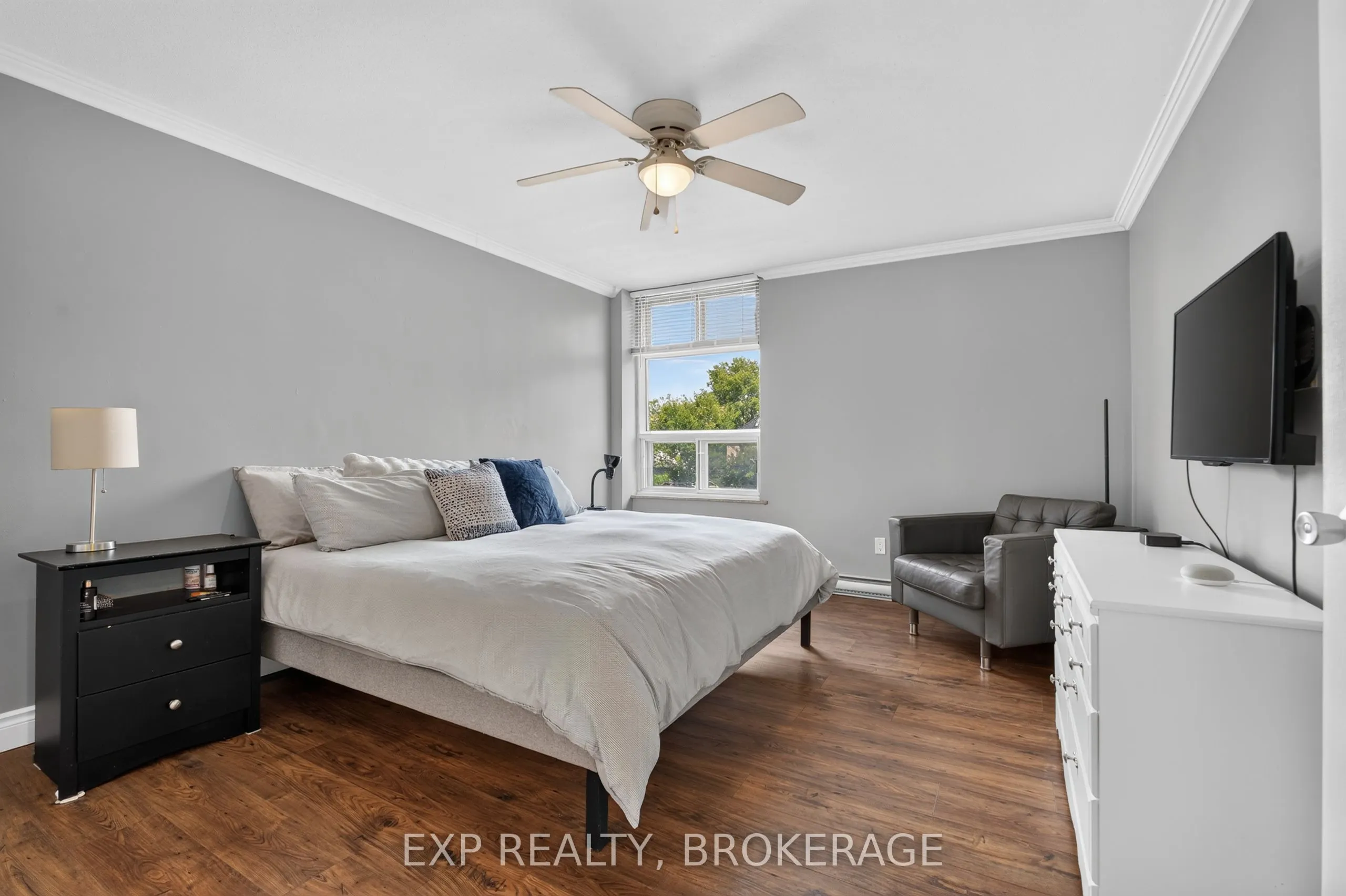 2 MOWAT Avenue #202