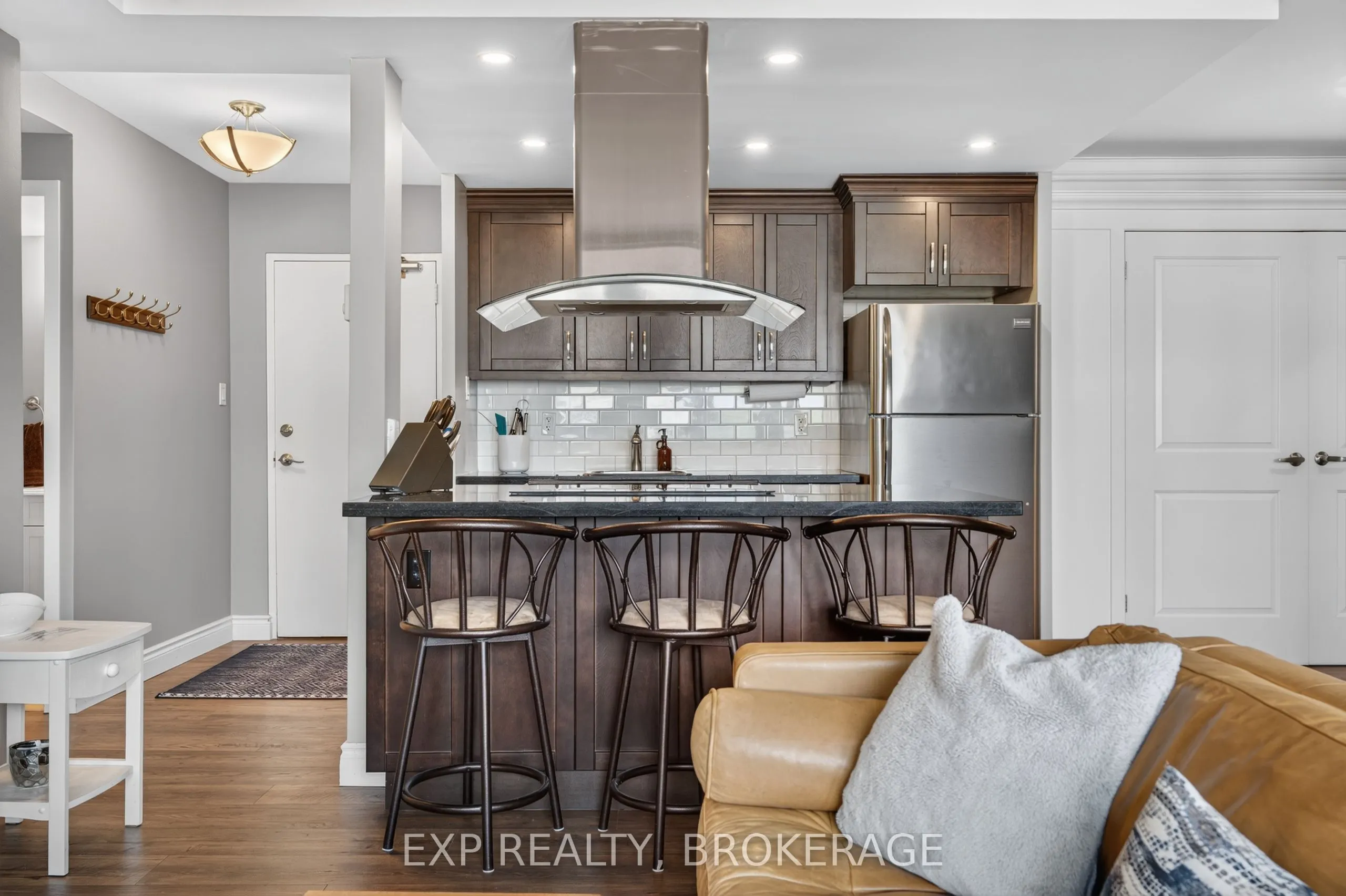 2 MOWAT Avenue #202