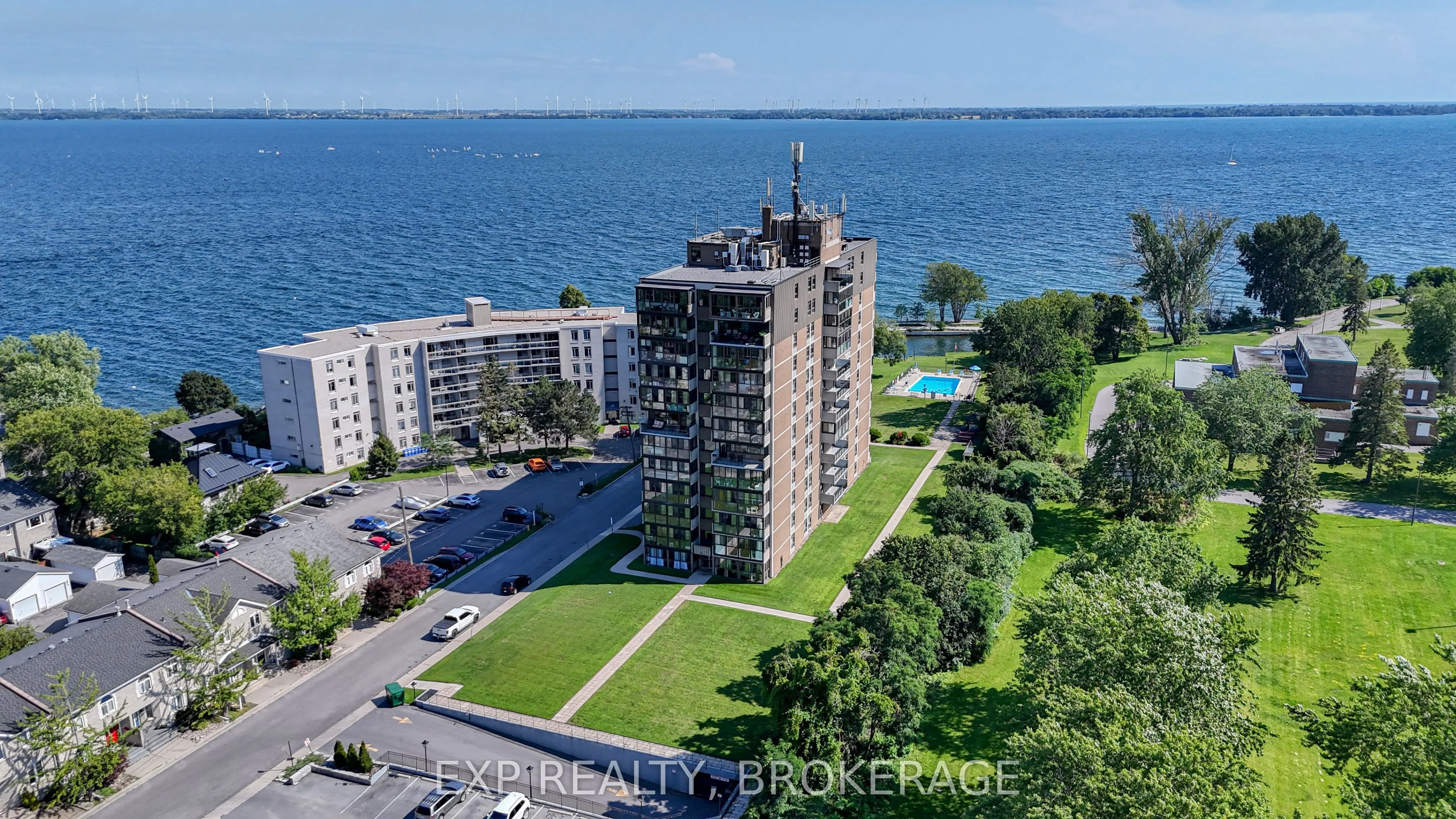 2 MOWAT Avenue #202
