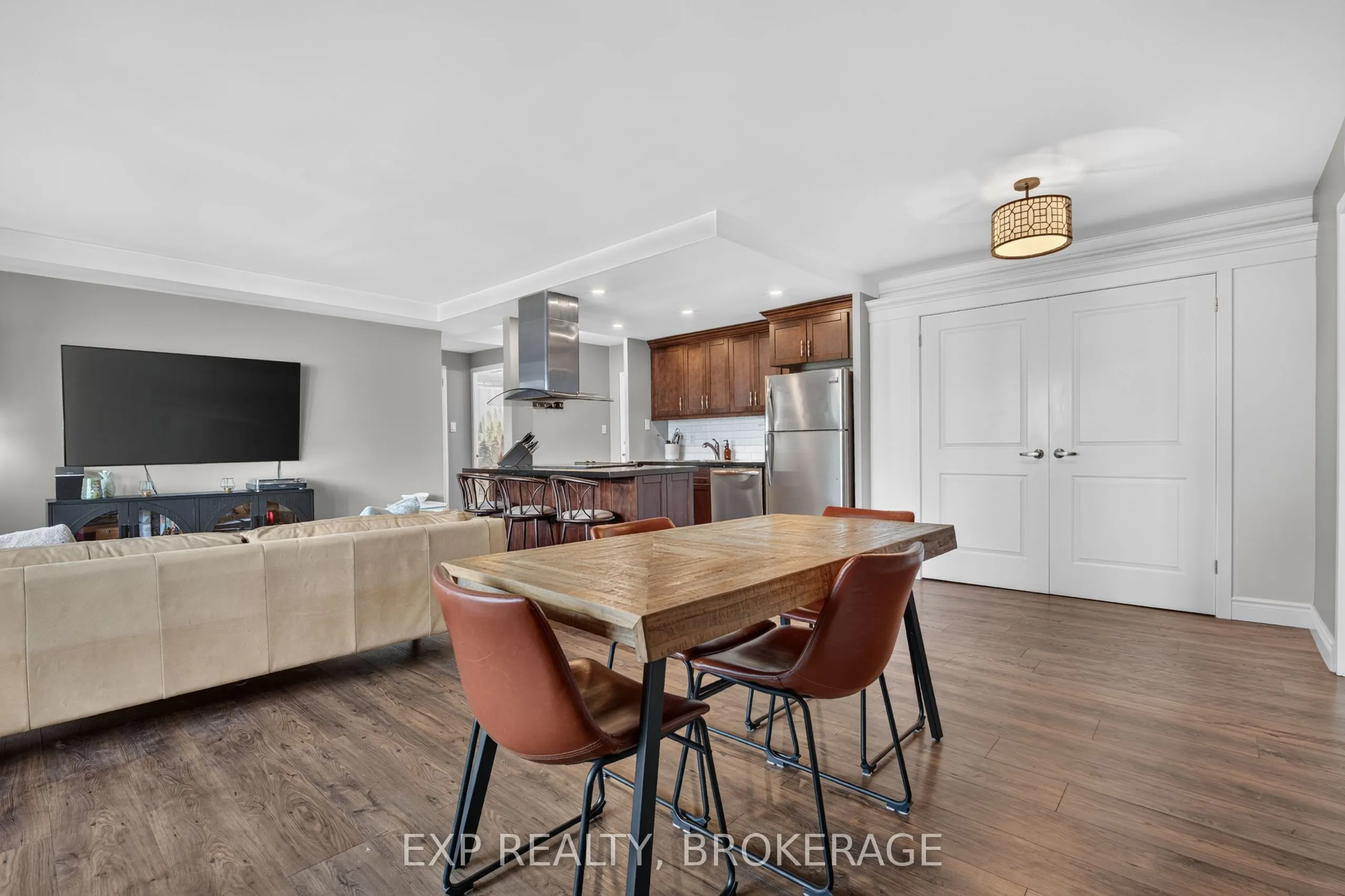 2 MOWAT Avenue #202