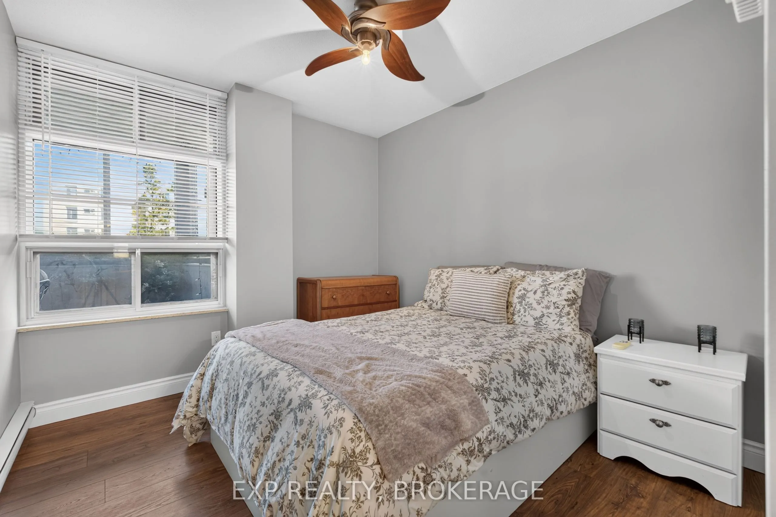 2 MOWAT Avenue #202