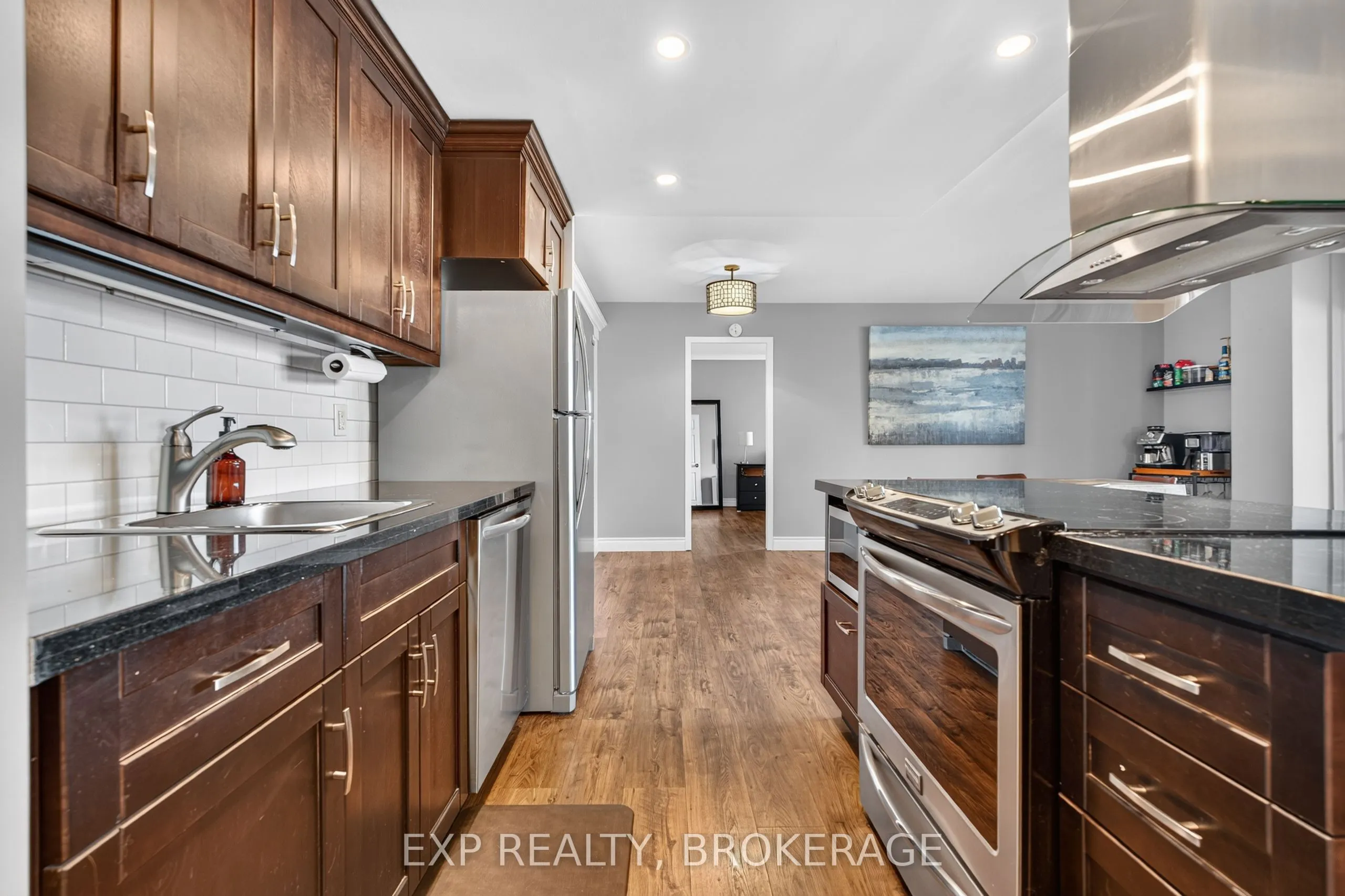 2 MOWAT Avenue #202