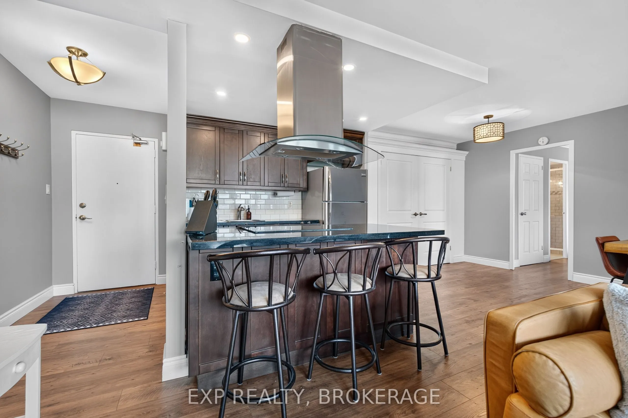 2 MOWAT Avenue #202
