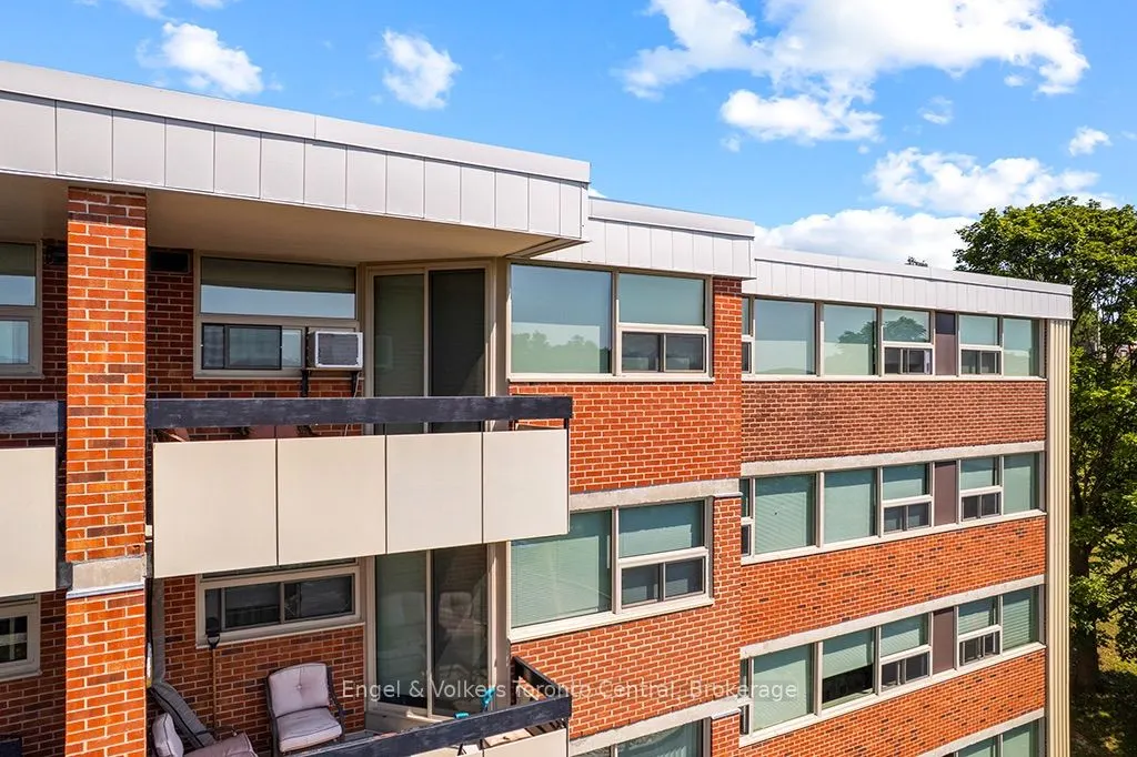 860 9TH Street E #402