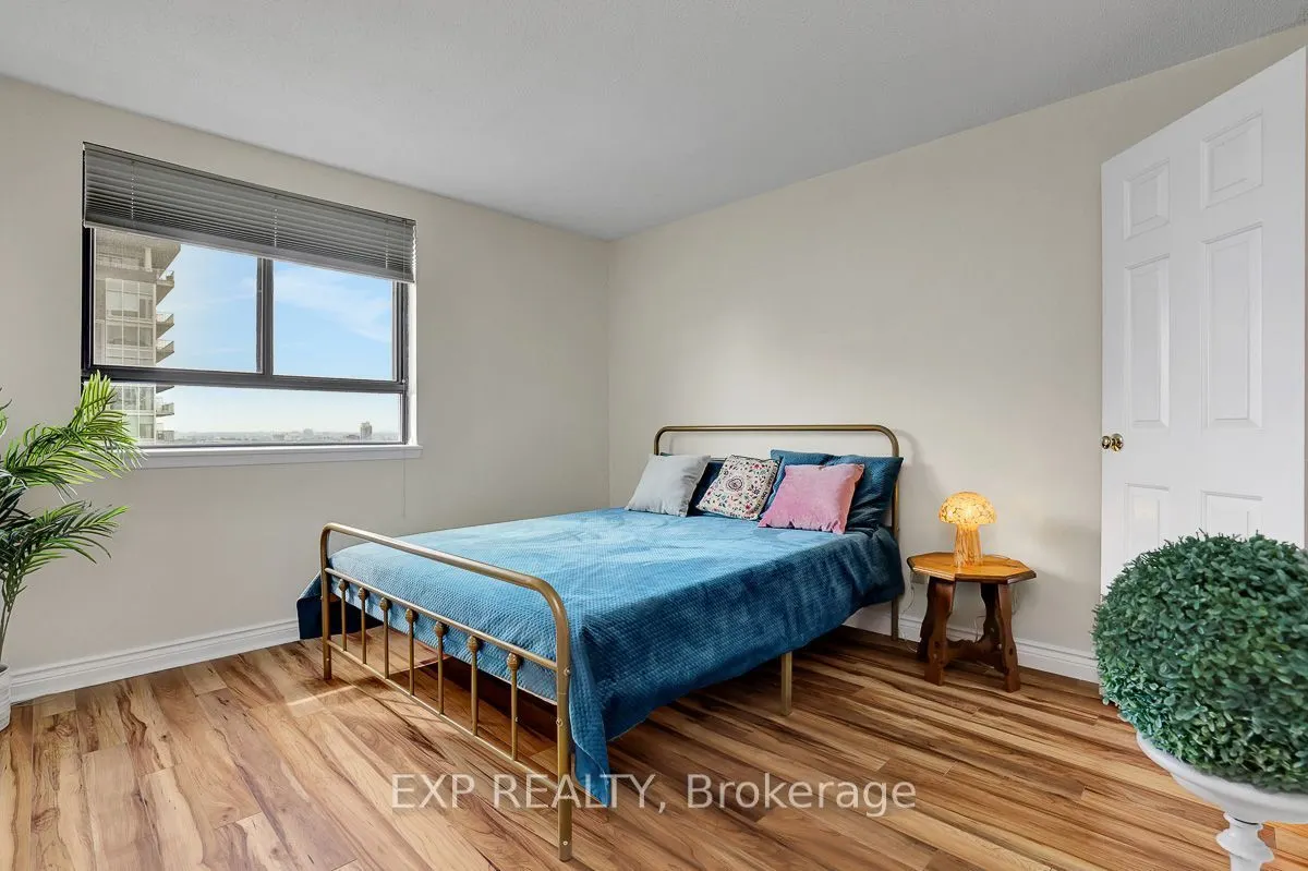 470 Laurier Street W #1706