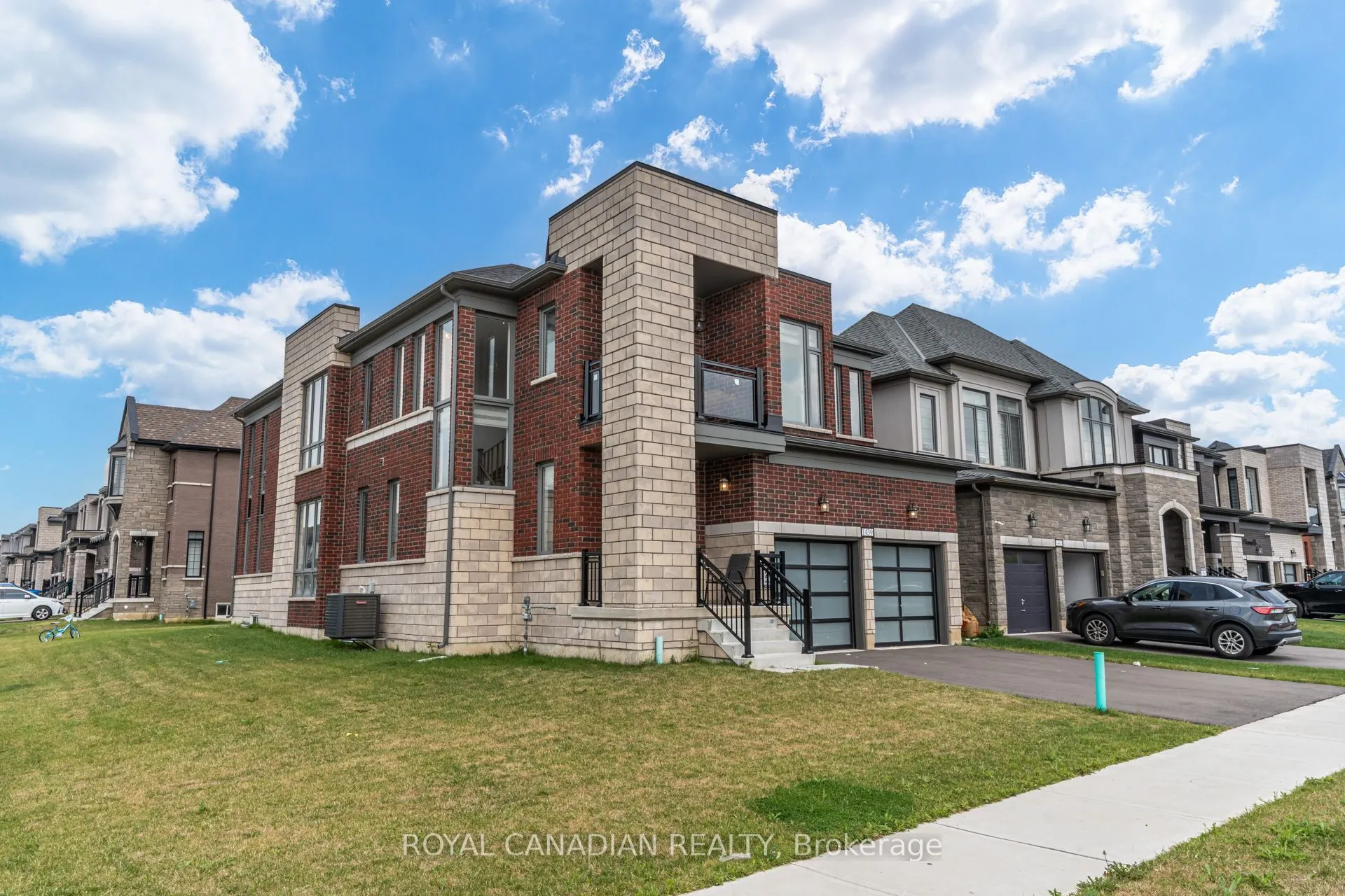 1439 Upper Thames Drive