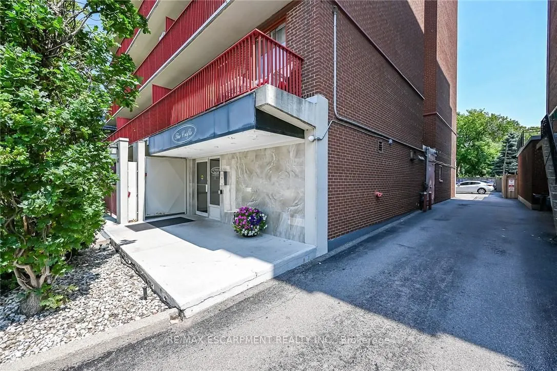 141 Catharine Street S #1004