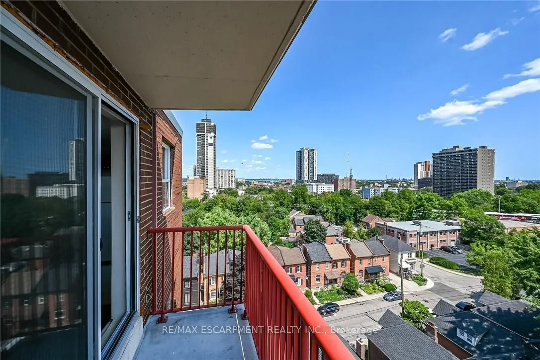 141 Catharine Street S #1004