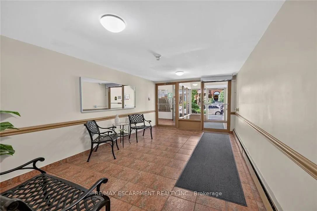 141 Catharine Street S #1004