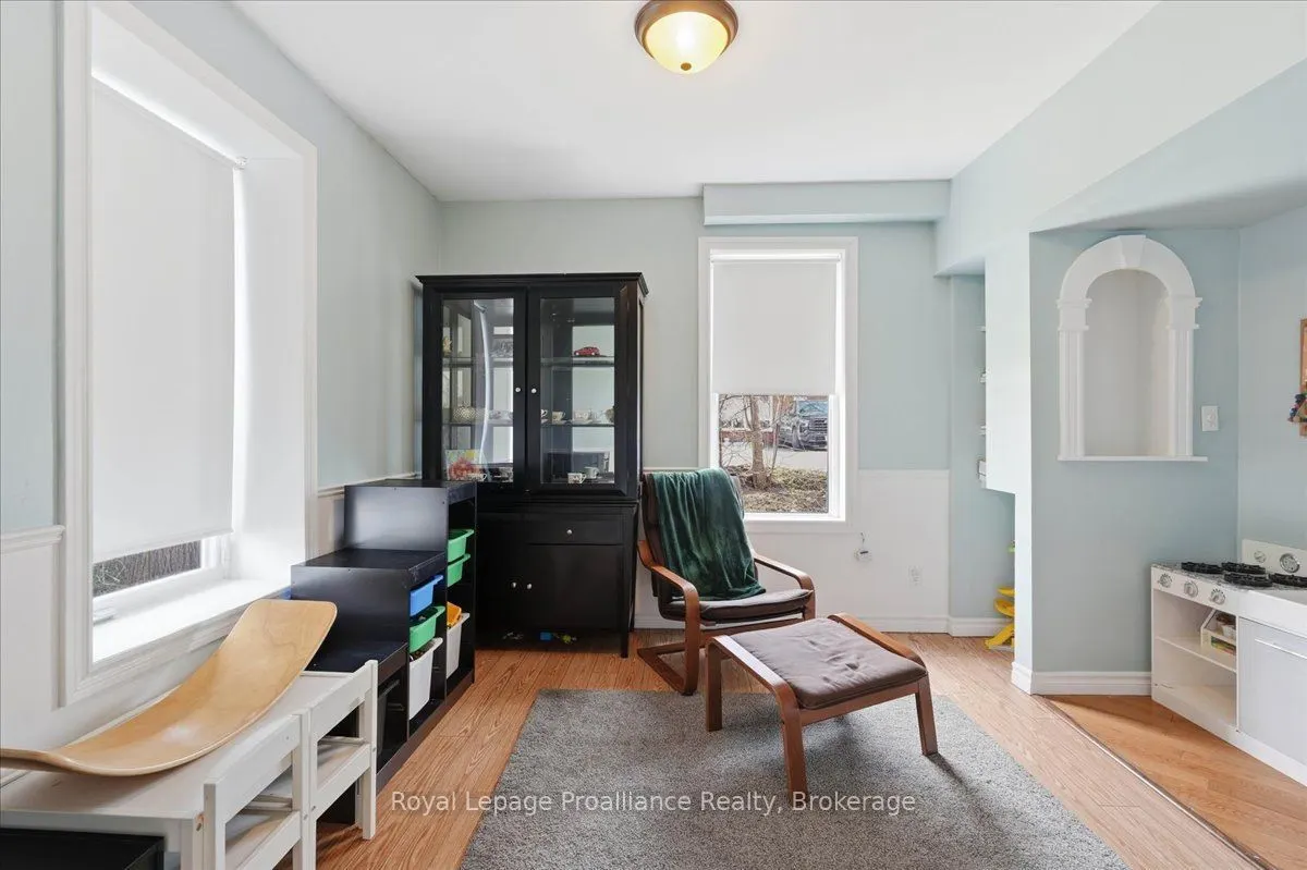 209 Dundas Street E