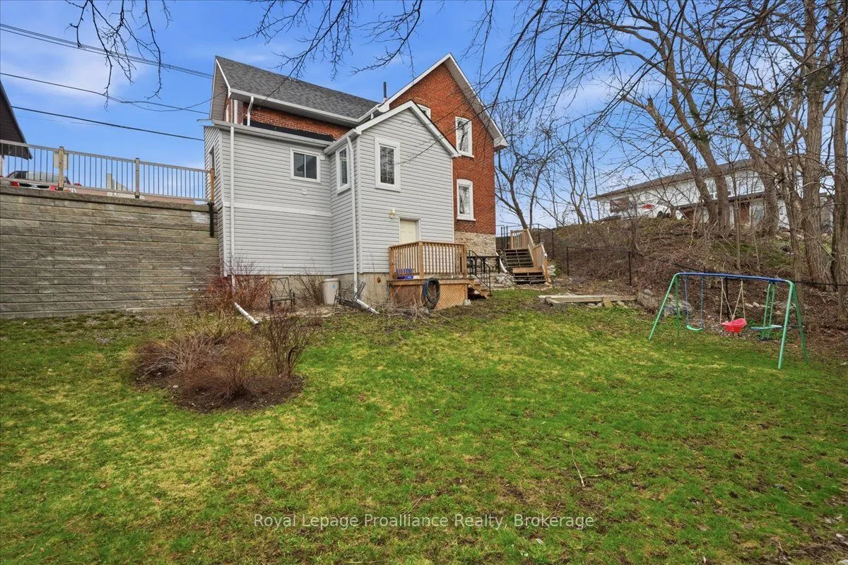 209 Dundas Street E