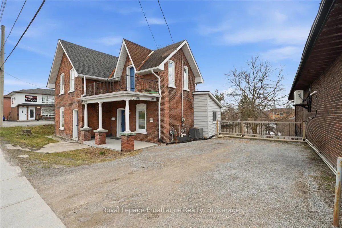 209 Dundas Street E