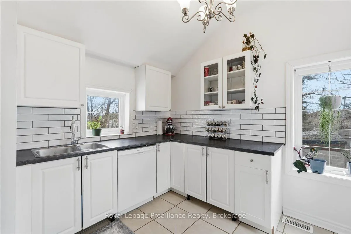 209 Dundas Street E