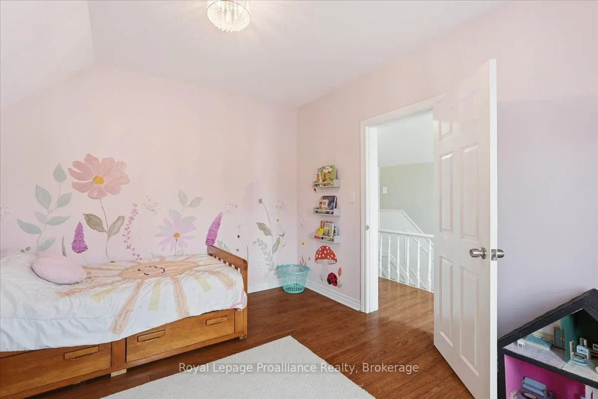 209 Dundas Street E