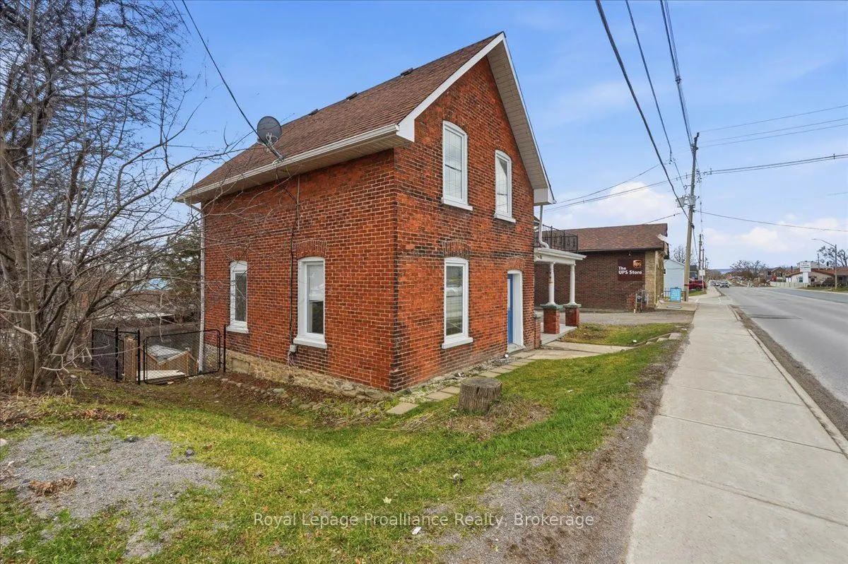 209 Dundas Street E