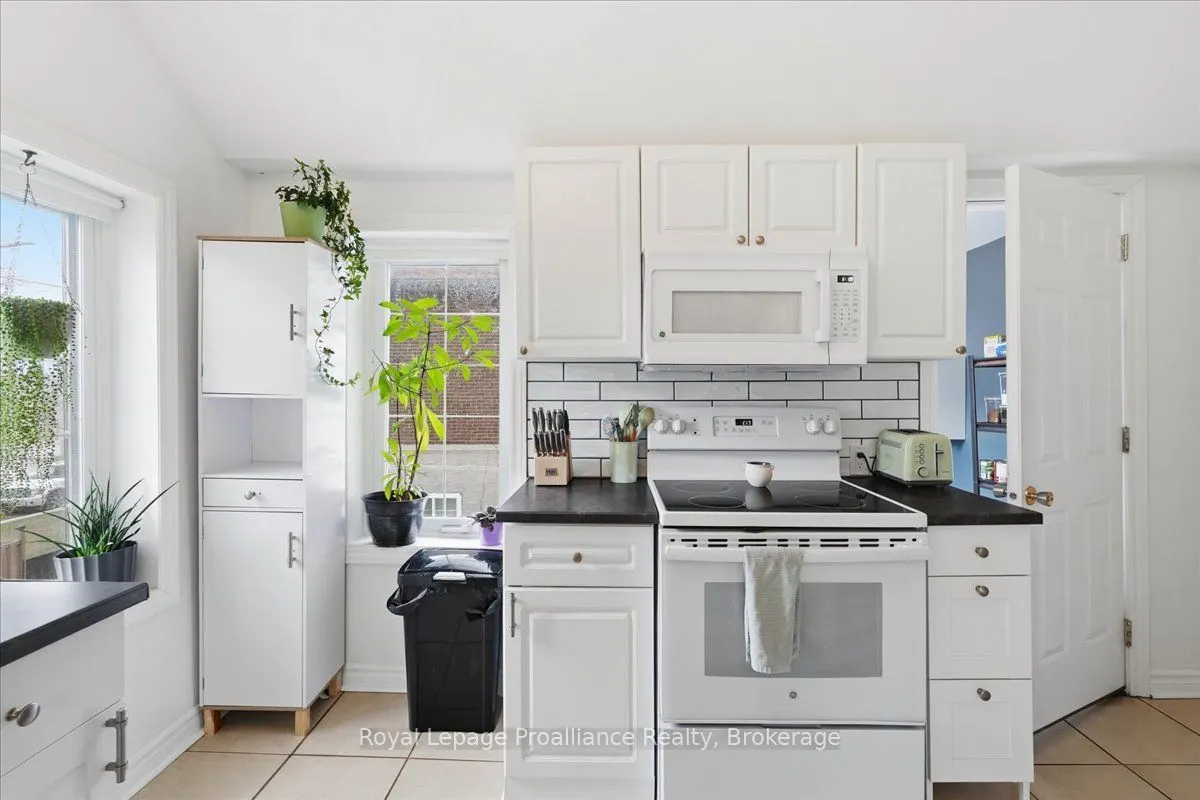 209 Dundas Street E