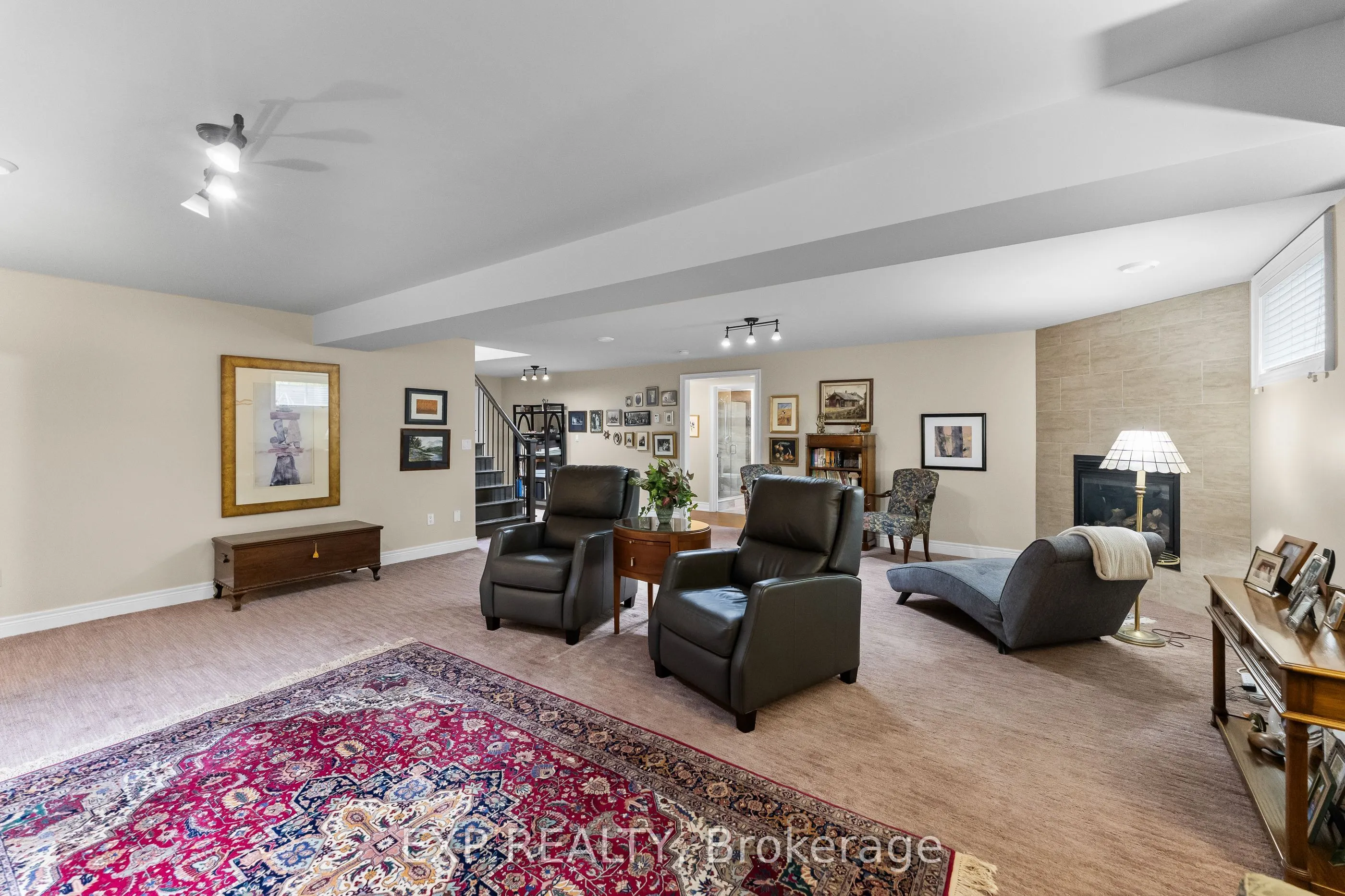 6 Creekside Drive