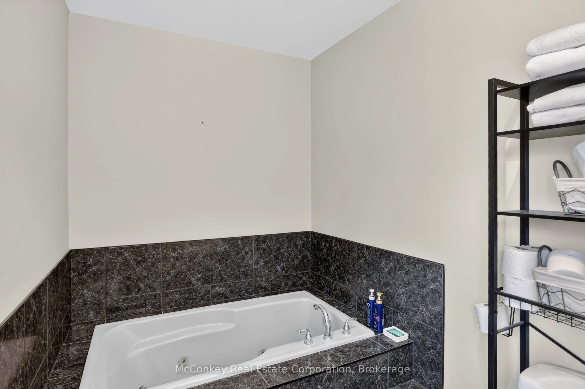 1817 Parkwood Circle